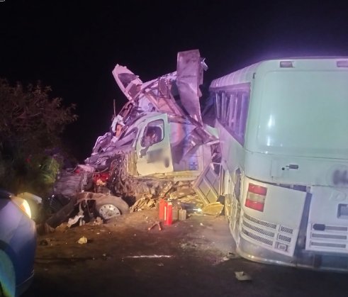 Cuatro Muertos y Veinte Heridos Deja Choque Entre Autobús y Tráiler en Nayarit